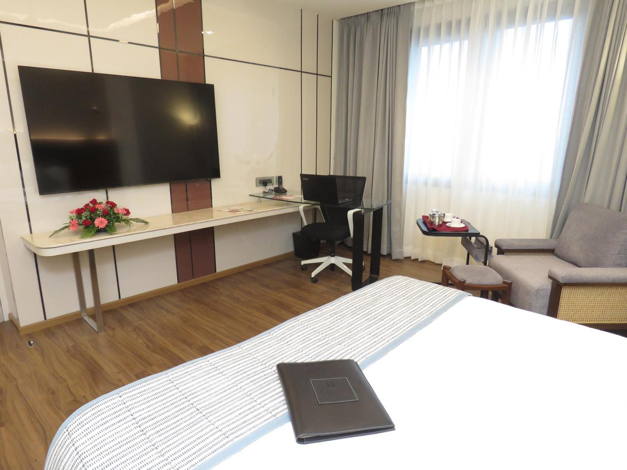 Lords Plaza Surat Hotel Luaran gambar